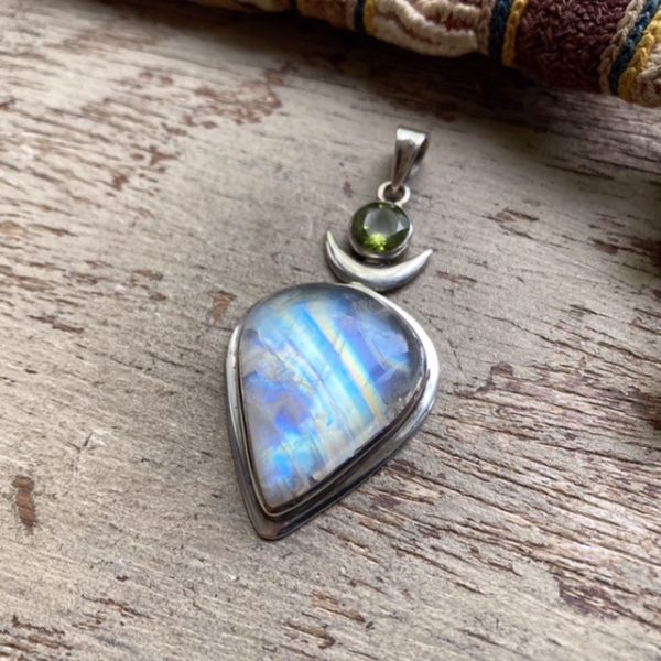 Vintage sterling silver rainbow moonstone pendant