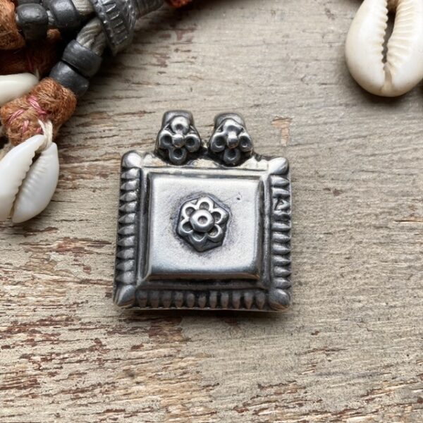 Vintage Indian sterling silver flower pendant