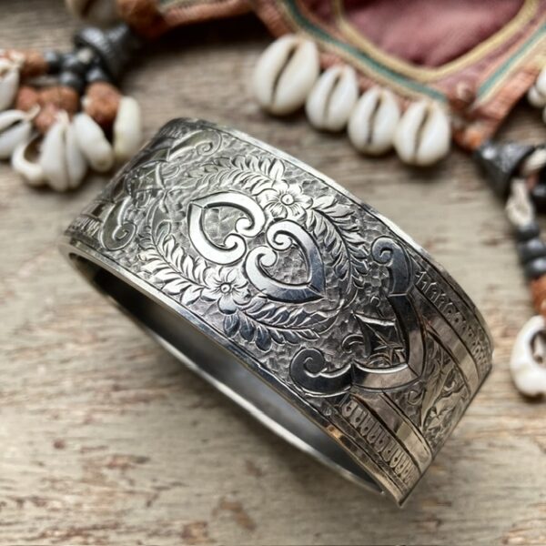 Vintage chunky sterling silver engraved bangle
