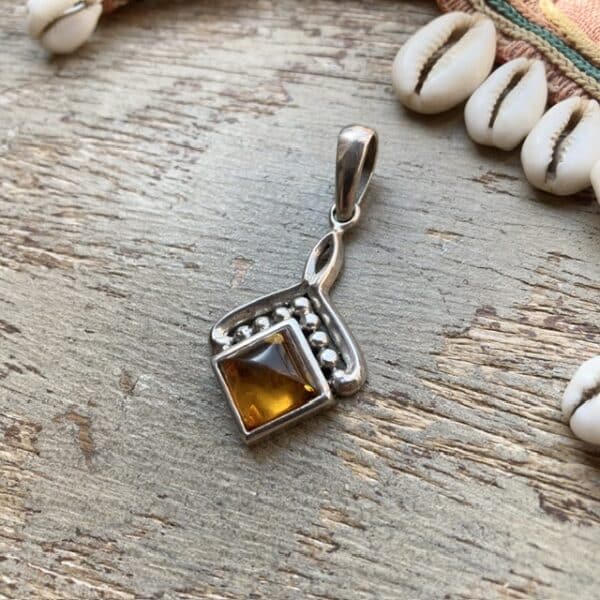 Vintage sterling silver amber pendant