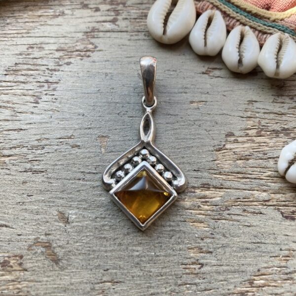 Vintage sterling silver amber pendant