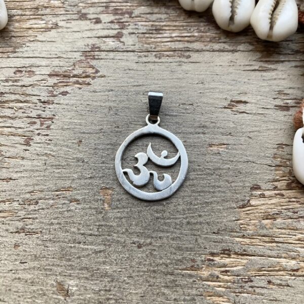 Vintage sterling silver Om pendant