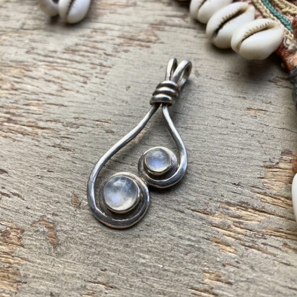 Vintage sterling silver rainbow moonstone pendant