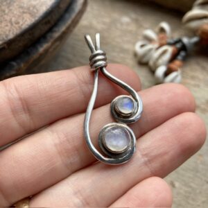 Vintage sterling silver rainbow moonstone pendant