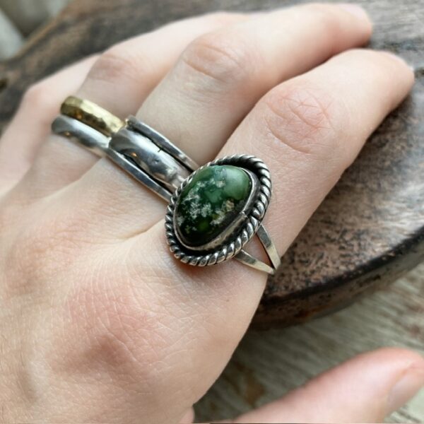 Vintage Navajo sterling silver green turquoise ring