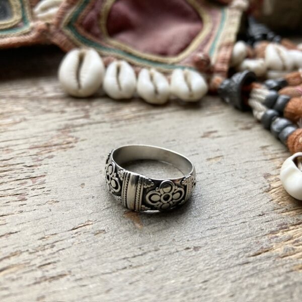 Vintage ornate sterling silver ring