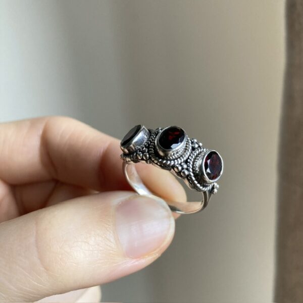 Vintage sterling silver garnet ring